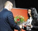 Die Chefin der Poptanzgruppen aus Egeln nimmt die Glückwünsche des Vorstandsmitglieds der Salzlandsparkasse für die Auszeichnung in der Kategorie 'Ehrenamt 2015, Bereich Soziales' entgegen.