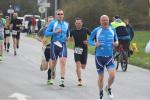 Maik Löwe und Olaf Moch (blaue T-shirts v.l.) auf der 5 Kilometer Laufstrecke.
