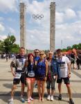 Familie Geist mit Freunden nach dem Zieleinlauf des BIG 25 im Berliner Olympiastadion. 