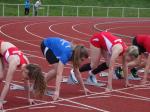 Alina Bohndorf (2.v.l.) erzielte im 100m Lauf eine gute Zeit, aber für eine Medaille reichte es nicht bei der Bezirksmeisterschaft.