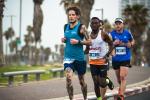Stefan Otto führt auf seinem Kurs durch Tel Aviv diese kleine Läufergruppe an.
