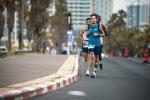 Konzentriert verfolgt er sein Ziel, die 42,195 Kilometer unter 2:50:00 Stunden zu laufen.
