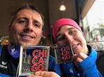 Stolz präsentieren die beiden Finisher des Bank of American Chicago Marathon ihre Medaillen (Nico und Kathleen Mahler v.l.)