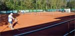 Die Tennisspieler zögerten nicht lange nach der Öffnung ihrer Anlage und wurden gleich aktiv. Foto: Falk Rockmann, Volksstimme 