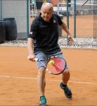 Andy Konze von den Herren 50 konnte es kaum erwarten, den Tennisschläger in die Hand zu nehmen. Foto: Dennis Uhlemann, Volksstimme 
