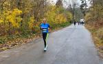 Konzentriert spult Christa Fümel ihre fünf Kilometer beim Armeleuteberg ab. Am Ende belegte sie den zweiten Platz in ihrer Altersklasse W65.