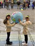 Die beiden Tänzerinnen der Dance Factory präsentieren vor dem Tanz für den Frieden einen großen Globus, um zu zegen, wie schön die Welt ist, die es zu erhalten gilt.
Foto: M. Stöhr