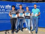 Ein paar Bode-Runners der Gaensefurther Sportbewegung nach Abholung der Startunterlagen zum 49. BMW Berlin Marathon: Nancy Bothe, Daniel und Janine Wuwer (3 x Debütanten) und Dirk Meier (v.l.)