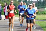 Katrin Winkler-Hindricks (rechts) überquerte die Ziellinie beim 10. Schönebecker Drei-Brücken-Lauf nach 1:06:27 Stunden. 