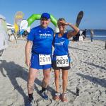 Die Berlin-Marathonläuferin Kirsten Geist lief beim 12. Kap-Arkona-Lauf auf der Halbmarathondistanz „aus“ (hier vor dem Start mit Vereinskollege Olaf Bothe). Berichtet wurde, dass ein rauer Gegenwind das Vorankommen vom Kap zurück in den Zielort Juliusruh enorm erschwert hatte.     