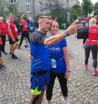 Bevor sich die Wuwers an die Starts ihrer unterschiedlichen Strecken begeben, erst noch ein Foto an die daheimgebliebenen. Während Janine über zehn Kilometer finishte, war Daniel auf der Halbmarathonstrecke durch den Herrenkrug Park, entlang des Elbuferwegs und durch den Klosterbergegarten unterwegs, bevor die 21,1 Kilometer im Elbauenpark endeten.