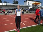 Chenoa-Leonie Gehrmann mit ihrer Urkunde für Platz 2 im 100m Lauf.