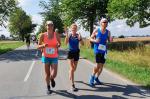 Nach dem ersten Kilometer kommen Nicole Schlottag (Halberstadt), Kirsten Geist und Oliver Klepsch langsam in Fahrt. 20 Kilometer liegen noch vor ihnen.