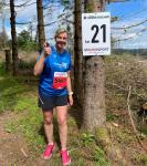 Daumen hoch und ein Lächeln für die Kamera bei Anke Delius, die hier schon die halbe Distanz ihres allerersten Marathons absolviert hatte! Ganz allein von den Gaensefurthern auf dieser Distanz unterwegs, teilte sie sich Strecke und Kondition gut ein, damit es auch für die letzten 21 Kilometer bis nach Schmiedefeld reichte.