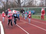 Nach dem Startschuss durch den Nikolaus rennen die Vorschulkinder 200 Meter