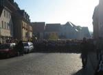 Start bei strahlender Morgensonne in der Innenstadt von Belzig.