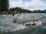 Um 13.10 Uhr stürzten sich die Schwimmer des Staffeltriathlons in die Fluten des Löderburger Sees.