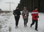 Renate Liedtke (m.) versucht Laufneuling Sibylle Schäper (l.) zu begeistern.