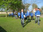 Eine große Gruppe blau-weißer Gaensefurther Läufer auf dem Weg zum 32. Gommeraner Seenlauf.