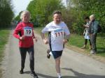 Ronald Rabenstein, vorher auf der 15 km Distanz unterwegs, begleitet seine Partnerin Heidi auf den letzten Metern. 