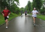 Die männlichen Teilnehmer mit Lutz Klauß (r.) hatten über 9 km mit Regen und Wind zu kämpfen.