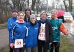 Familie Geist (blaue Jacken) startete beim 42. Silvesterlauf in Magdeburg, wobei Kirsten (2.v.l.) sich über den Altersklassensieg über 10 km freuen konnte.
