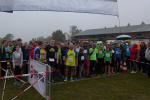 Im Regen starteten die zahlreichen Teilnehmer des Drei-Brücken-Laufs über die zwei Distanzen. Unter ihnen waren auch 12 Gaensefurther Läufer und Triathleten . 