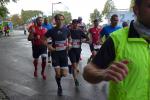 Hochkonzentriert geht Dirk Meier (Mitte, blaues Shirt) die Marathondistanz an. Dass er seine Traumzeit unter drei Stunden am Ende schafft, war zu diesem Zeitpunkt noch nicht auszumachen. 