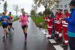 Kirsten Geist ist locker auf der Marathondistanz unterwegs (rosa Shirt). Am Ende wird sie mit 04:01:18 Stunden eine neue persönliche Bestzeit erlaufen.