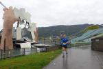Renate Liedtke hat sich lange auf die Halbmarathondistanz vorbereitet und passiert hier nach zehn Kilometern das Bühnenbild am Bregenzer Festspielhaus.
