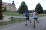 Vorbei am Schloss Moritzburg Zeitz, wurde Thomas Braun auf den letzten Metern von Daniel Wuwer angespornt, der seine fünf Kilometer-Distanz schon absolviert hatte.