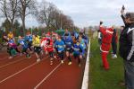 Der Nikolaus und der Vereinsvorsitzende Lothar Maruhn starteten die Laufgruppen über 30 und 60 Minuten.  