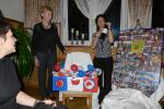 Da es der Gruppe nie an Geschenkideen mangelt überreichten Sabine Börner und Sibylle Schäper Renate ihr Geburtstagsgeschenk mit viel selbstgebasteltem Beiwerk.