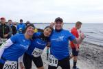 Am Strand von Juliusruh genießen Verena Hildebrandt, Nancy und Olaf Bothe die Stimmung vor dem Start ihres Halbmarathons über 21,1 Kilometer (v.l.).