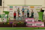 Ehre wem Ehre gebührt! Die drei besten Frauen über die Marathondistanz nehmen ihre Preise entgegen. Stefanie Nowak von der Gaensefurther Sportbewegung darf auf das höchste Treppchen!
