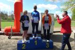 Die strahlende Siegerin auf dem Treppchen hei&szlig;t Sandra Homann und gewinnt in der W50 auf der 9,8-Kilometer-Distanz.