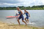 Thomas Vetter und Steffen Schöler verlassen nach 1,5 Kilometern schwimmen das nasse Element und wechseln auf die 43,5 Kilometer lange Radstrecke