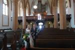Der Atem stockt, denn eine bezaubernde Braut betritt die Kirche und von der Empore hallt ein Gänsehaut-Ave-Maria, gebettet in Orgelmusik.
