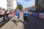 Verdammt heiß wurde es auf den Runden des Zehn-Kilometer-Laufs auch für Daniel und Janine Wuwer, die nach diesem City-Run für ihren ersten Marathon in Berlin bereit sein werden (v.l.)