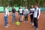 Ronny Selig gab den Tänzerinnen Tipps, die sie beim Tennisspielen  beachten sollten.