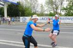 Während Claudia Meier als dritte Staffelläuferin hier ihre Lauffreundin abklatscht, hat Petra Becker bereits 25 Kilometer in den Beinen.