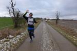 Schnell noch ein kleiner „Um-die-Ecke-Lauf“! Daniel Wuwer musste auf der Vier-Kilometer-Strecke beim Neujahrslauf in Aderstedt die Beine in die Hand nehmen, wollte Ehefrau Janine nach ihren 1,5 Kilometern doch noch schnell zur Arbeit.  