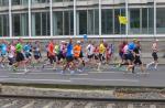 Auf der gegenüberliegenden Straßenseite tangiert der Marathon den Halbmarathon. Dirk Meier hält gut mit. 