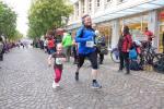 So oft hat Rieke auf dem Sportplatz mit der Laufgruppe geübt. Den 1,5 Kilometer Hobby-Pokal-Lauf mit Papa Jan machte sie zum 2. Staßfurter Salzland-Lauf mit links und belegte in der Ak wU8 den 1. Platz.