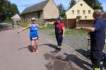 Es ist wie immer heiß in Giersleben! Da nimmt auch Petra Becker einen Becher Wasser mit auf ihren 9,8 Kilometer langen Kurs. Tausend Mal trainiert: Das Trinken während des Laufens! Für die Entsorgung der Becher waren nach der Wasserstation Behälter aufgestellt.