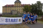 Aufstellung der Gaensefurther Sportbewegung vor dem Start der Hauptläufe: Jette Emilia Zaschke, Nancy Bothe, Jan Zaschke, Jens-Uwe Börner, Rieke Lucie Zaschke (u.v.l.), sowie Olaf Bothe, Jens Kunkel, Mario Kreutzmann, Francesco Navarra, Nadine Rudolph, Kirsten Geist und Kathleen Mahler (Anika Bock fehlt o.v.l.).