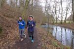 Janine Wuwer und Petra Becker sind auf der Zehn-Kilometer-Strecke unterwegs und haben den Wendepunkt fast erreicht (v.l.)