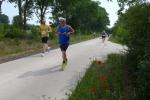 Vor dem ersten Getränkestand bei Kilometer 3,5 musste erst eine zähe Anhöhe erklommen werden. Stefan Sindermann (vorn) zieht durch!