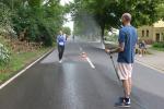 Gartenschlauch ausgerollt und „Wasser marsch!“. Tina Funke freut sich über die Abkühlung in der zweiten Runde.