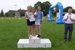 In der weiblichen Klasse unter zwölf Jahre siegte Emily Siebert (Mitte) über die 1,4 Kilometer, zweite wurde Lina Friedrich vom SV Kali Wolmirstedt (li.). Den dritten Platz aus den Reihen der Gaensefurther, erlief sich Jette Zaschke (re.).